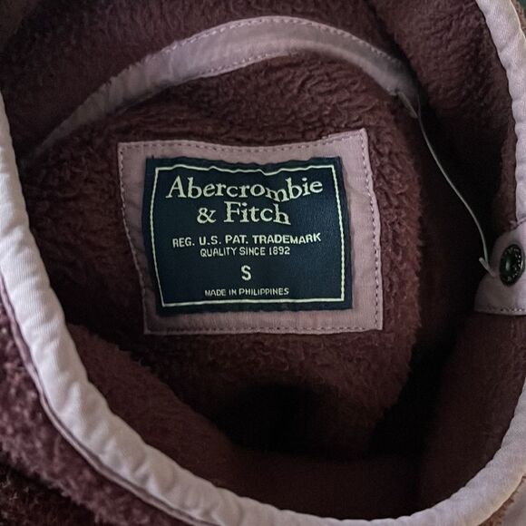 Abercrombie & Fitch shades of burgundy quilted & fleece diagonal snap top. Small - Picture 5 of 5